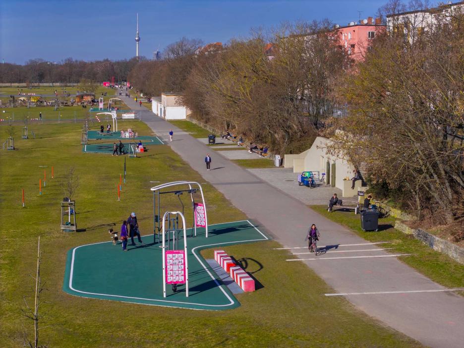 Bewegungsinseln, Sitzbereiche und Bodenschwellen © Thomas Rosenthal